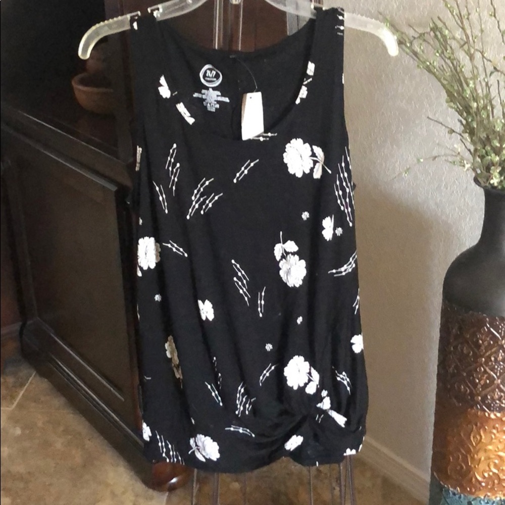 BNWT Women’s sleeveless top